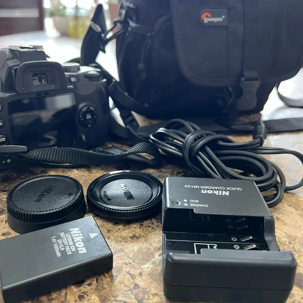 Nikon D60 with AF-S DX NIKKOR 18-55mm f/3.5-5.6G VR Lens